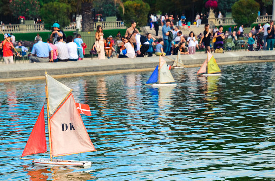 Modellboote/Modelboote auf einem Teich in der Stadt