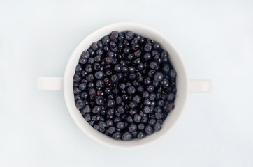 Fresh blueberries in a white bowl