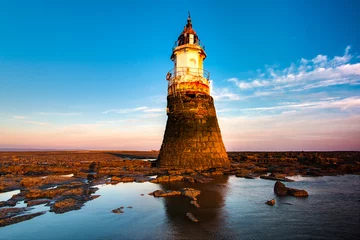 Photo sur Plexiglas Phare Phare de Plover Scar à Cockerham sur la baie de Morecambe au Royaume-Uni. Le phare a été endommagé par la mer. Au coucher du soleil.