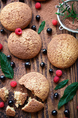 Outmeal biscuits with berries and mint