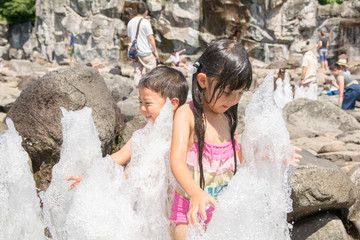 水遊びをする子ども