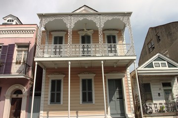 Fototapeta na wymiar New Orleans French Quarter Street Scene