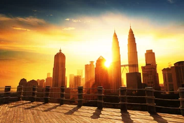 Foto auf Acrylglas Silhouette der Skyline von Kuala Lumpur bei Sonnenaufgang in Malaysia, Asien © jamesteohart