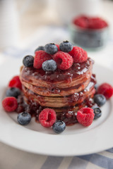 Schokoladen Pancakes mit Beeren