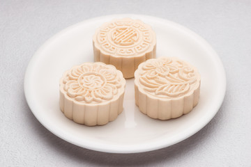 Obraz na płótnie Canvas Snowy skin mooncakes. Traditional Chinese mid autumn festival fo