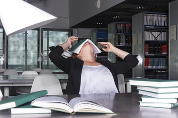verzweifelte Frau überlegt mit vielen Büchern