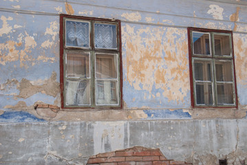 Inspirujące okna budynku mieszkalnego w Znojmo, Czechy. - obrazy, fototapety, plakaty