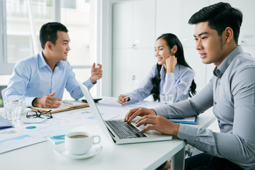 Obraz premium Working on laptop