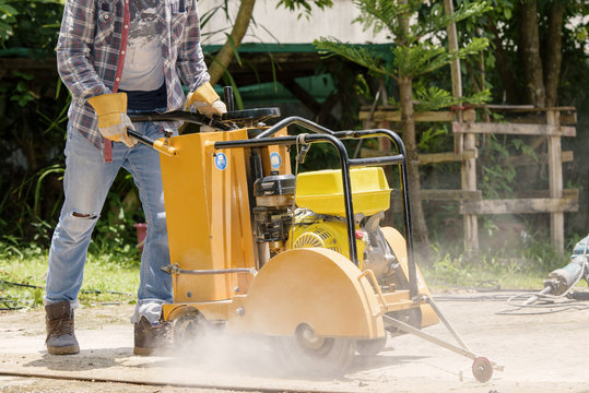 Workers use Road Cutters Engine benzen