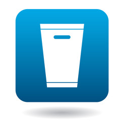 Trash can icon in simple style on a white background