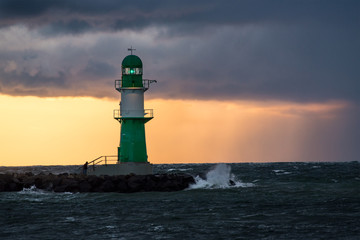 leuchtfeuer in Rostock Warnemünde am Abend mit durchziehender Regenfront 