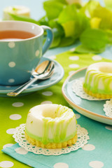 Small cheesecake with lime and dietary cheese.