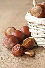 noisettes sur table en vieux bois