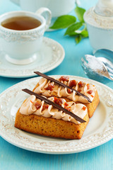 Banana-caramel cupcakes with cream 