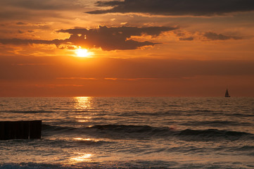 Fototapeta na wymiar Majestic sunset over sea
