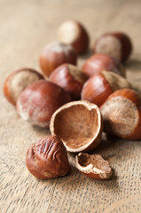 noisettes sur table en vieux bois