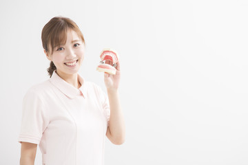 顎模型を持つ白衣の女性 © peach100