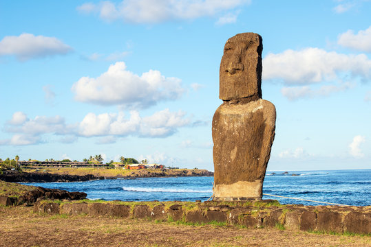 Fototapeta Moai at Ahu tautira in the sunrise , Easter Island, Chile.