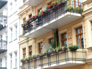 Sanierte Altbaufassade mit Balkon, Berlin