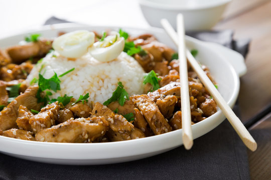 Fried chicken in soy sauce with sesame and rice