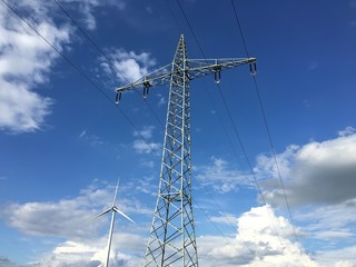 Windkraftenergie und Starkstromleitung