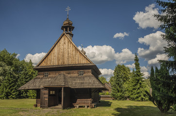 Fototapeta na wymiar drewniany kościół na polanie pod lasem