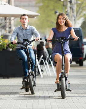 Young couple with electric bikes .