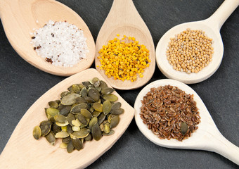 Gewürze und Cerealien