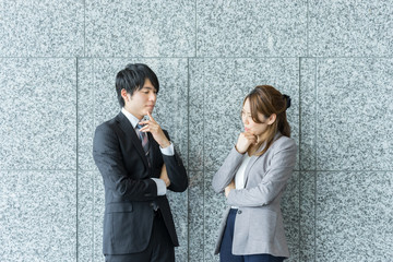 仕事の相談をする男女（同僚・ビジネスイメージ）