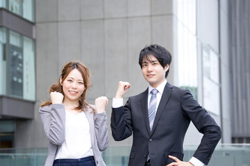 ガッツポーズをする男女（ビジネスイメージ）