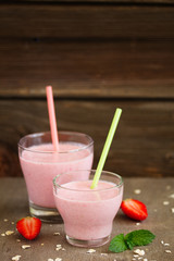 A refreshing smoothie with oatmeal and strawberries.