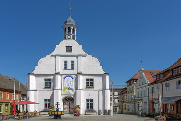Fototapeta na wymiar Wolgast Rathaus Marktplatz Usedom