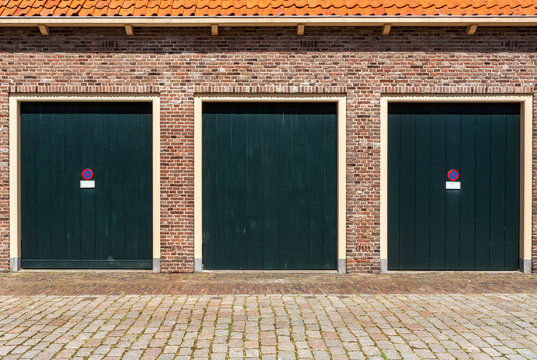 alte Garage mit gr&uuml;nem Holztor