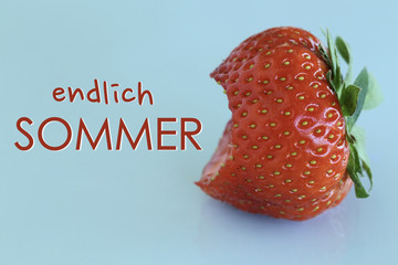 Erdbeere und Text: endlich Sommer