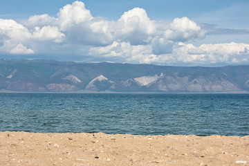 Fototapeta na wymiar Сарайский пляж на острове Ольхон, озеро Байкал, Россия