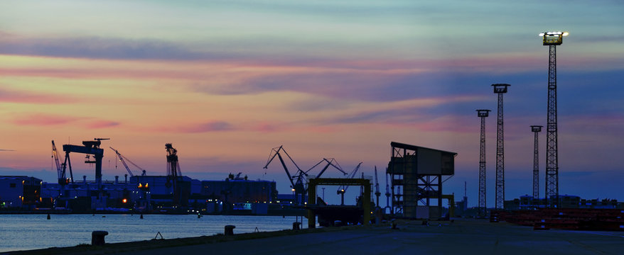 Sonnenuntergang im Hafen von Rostock