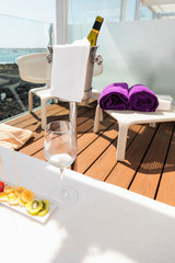 Flasche wein in einem Weinkühler am Strand