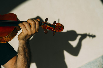 violinist playing.