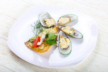 Baked mussels in cream sauce