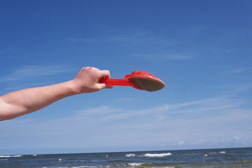 czerwona łopatka w dłoni  © ftomasz