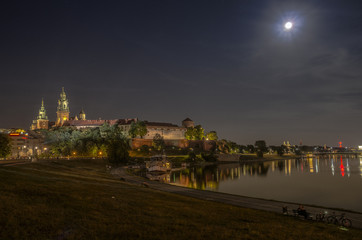zamek królewski i zakole Wisły nocą Kraków