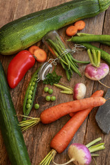 assortiment de légumes sur table en bois 1