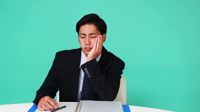 疲れた表情のビジネスマン