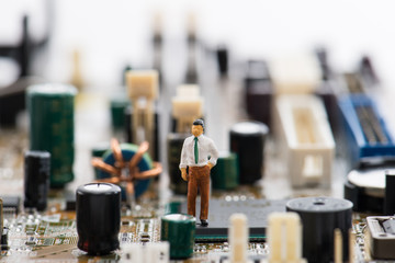 コンピューターの基盤とミニチュア人物