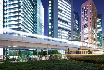 Obraz premium modern office buildings near elevated bridge in downtown of toky