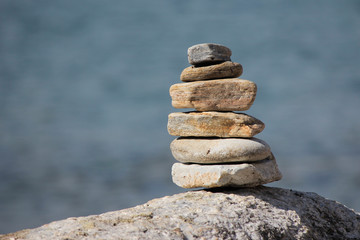 Тур - башенка из камней на берегу озера Байкал