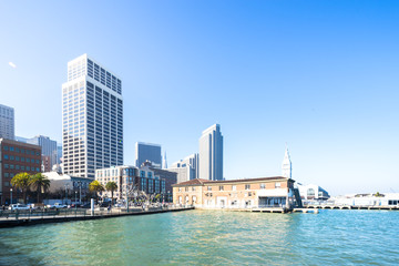 Fototapeta premium modern buildings near water in san francisco