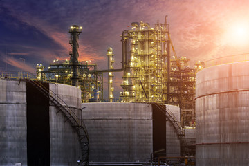 Obraz premium Refinery plant at sunset.