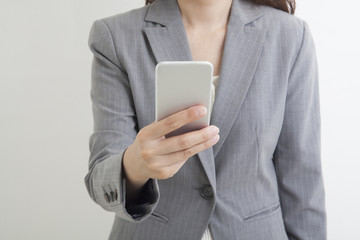 スマートフォンを持つビジネスウーマン