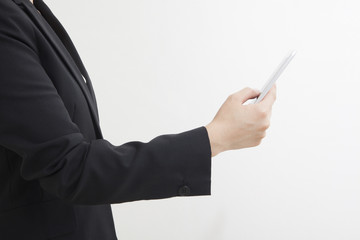 スマートフォンを持つビジネスウーマン